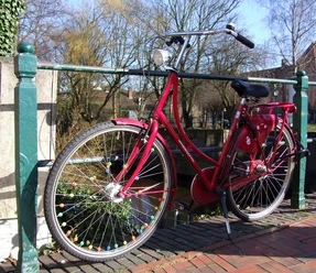 hollandrad_an_gracht_in_emden-otg rotes Hollandrad des Fahrradverleih Emden