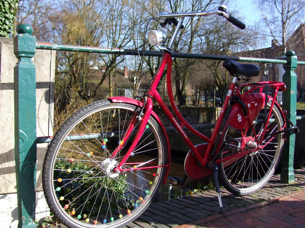 hollandrad_an_gracht_in_emden-otg rotes Hollandrad des Fahrradverleih Emden