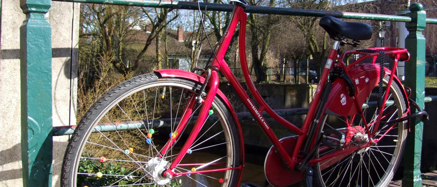 hollandrad_an_gracht_in_emden-otg rotes Hollandrad des Fahrradverleih Emden
