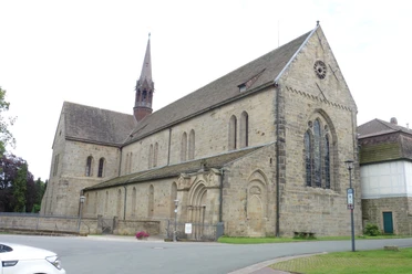 Kloster Loccum Kloster Loccum, eine eindrucksvolle Zisterzienserabtei aus dem 12. Jahrhundert, mit romanischer Architektur.