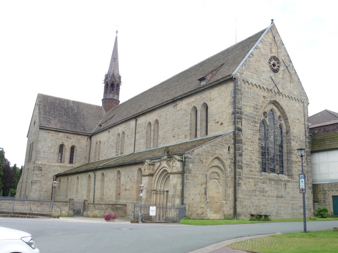 Kloster Loccum Kloster Loccum, eine eindrucksvolle Zisterzienserabtei aus dem 12. Jahrhundert, mit romanischer Architektur.