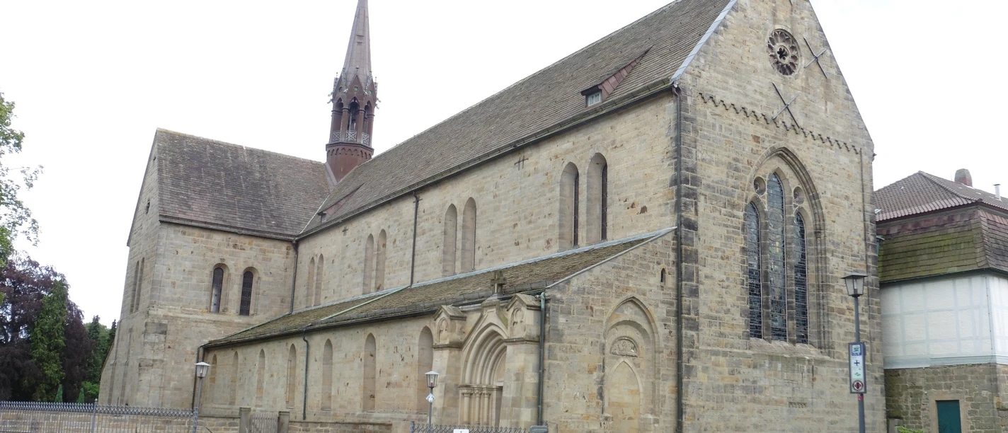Kloster Loccum Kloster Loccum, eine eindrucksvolle Zisterzienserabtei aus dem 12. Jahrhundert, mit romanischer Architektur.