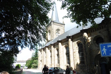 St. Godehardi Kirche - Bad Nenndorf Die St. Godehardi Kirche in Bad Nenndorf beeindruckt mit gotischem Turm und historischer Fassade.