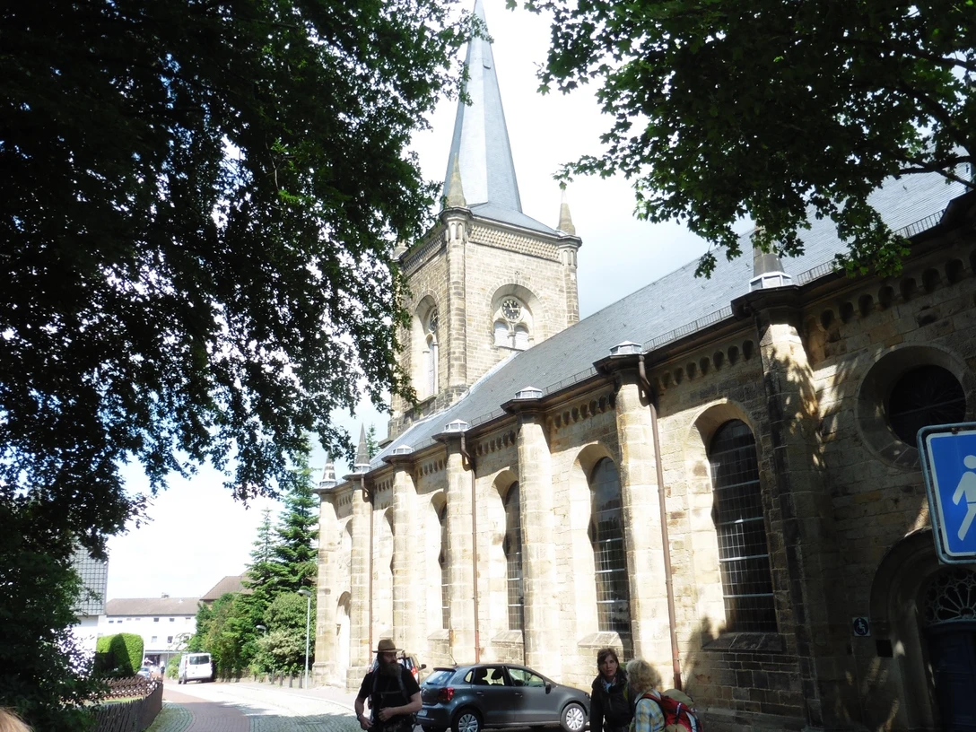 St. Godehardi Kirche - Bad Nenndorf Die St. Godehardi Kirche in Bad Nenndorf beeindruckt mit gotischem Turm und historischer Fassade.