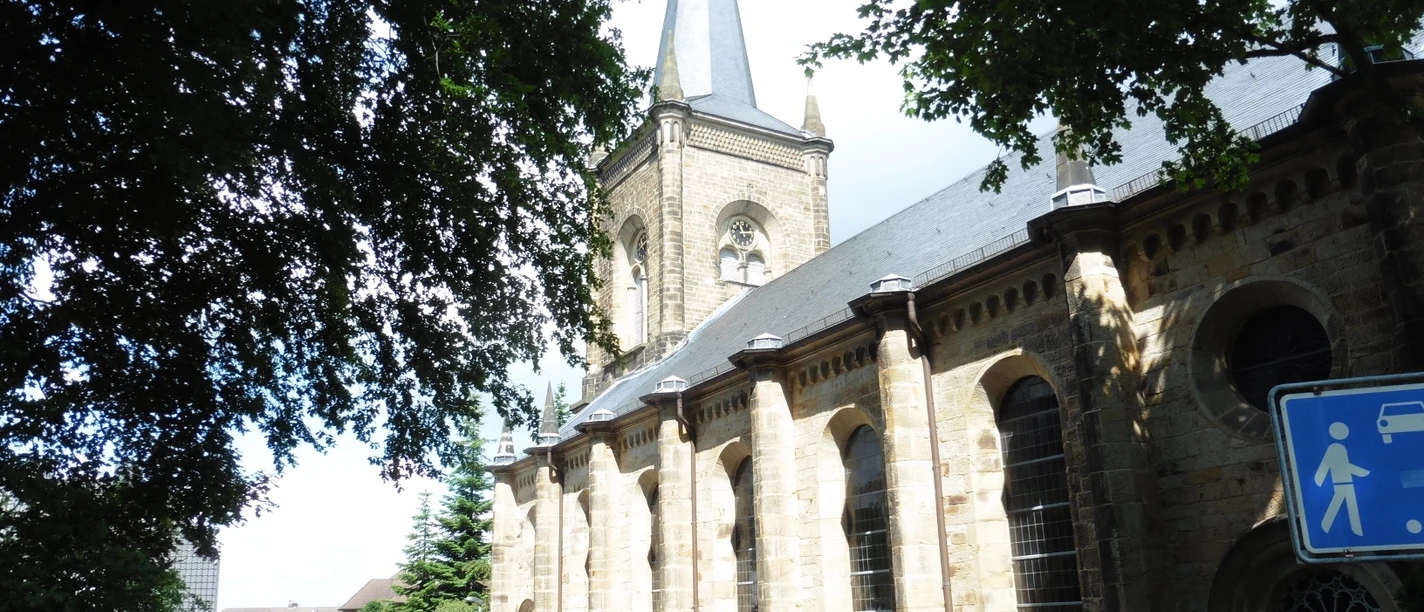 St. Godehardi Kirche - Bad Nenndorf Die St. Godehardi Kirche in Bad Nenndorf beeindruckt mit gotischem Turm und historischer Fassade.