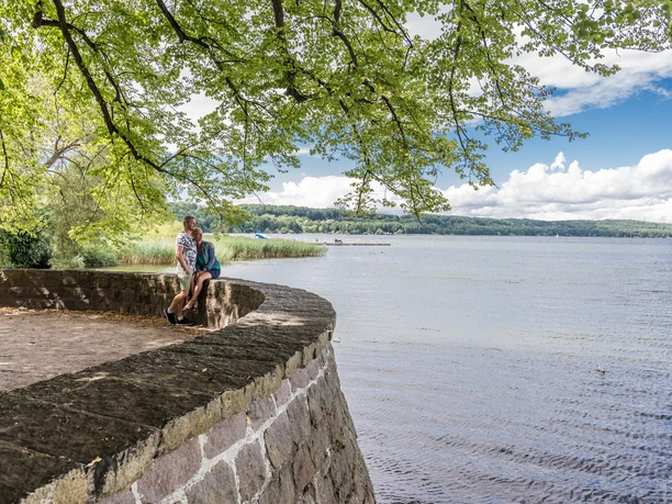 Aussicht vom Barlachblick in Ratzeburg Ein Paar steht auf dem Wall und blickt auf den See