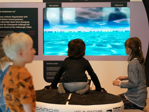 UNIKATUM Kindermuseum - Museen in Leipzig Einblick in das Unikatum Kindermuseum in Leipzig, in dem mehrere Kinder auf interaktive Weise lernen und spielen, Kultureinrichtung, Freizeiteinrichtung, Bildung