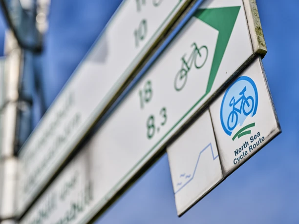 Wegweiser entlang des Nordseeküsten-Radwegs