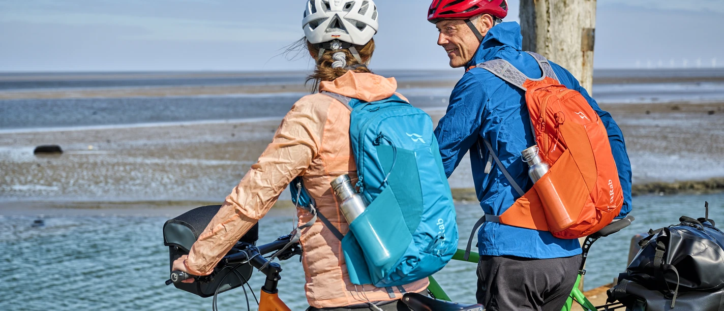 Radfahrende blicken aufs Wattenmeer
