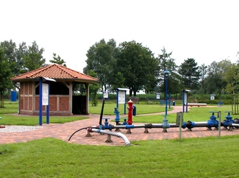 Modell eines Rohrleitungsnetzes auf dem Trinkwasserlehrpfad Minstedt Modell eines Rohrleitungsnetzes auf dem Trinkwasserlehrpfad MinstedtModel of a pipeline network on the Minstedt drinking water nature trailModel af et rørledningsnetværk på Minstedt drikkevands naturstiModel van een pijpleidingnetwerk op het Minstedt drinkwaternatuurpad