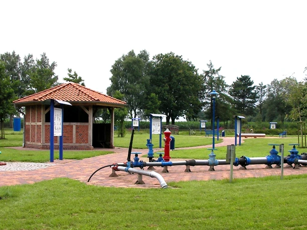 Modell eines Rohrleitungsnetzes auf dem Trinkwasserlehrpfad Minstedt Modell eines Rohrleitungsnetzes auf dem Trinkwasserlehrpfad Minstedt