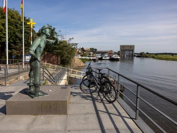 City of Lauenburg with Rufer and Hitzler shipyard in thek background Stadt Lauenburg mit Rufer und Hitzler-Werft imk HintergrundCity of Lauenburg with Rufer and Hitzler shipyard in thek background