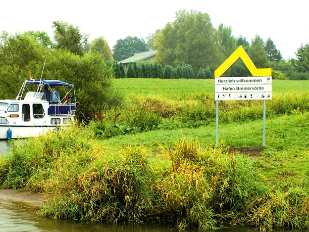 Gelbe Welle im Bremervörder Sportboothafen Gelbe Welle im Bremervörder Sportboothafen