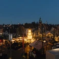 Weihnachtstraum Bad Salzuflen Weihnachtsmarkt in Bad Salzuflen bei Abenddämmerung, leuchtende Buden und Menschenansammlung.