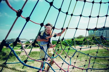 Klettern auf dem Spielplatz
