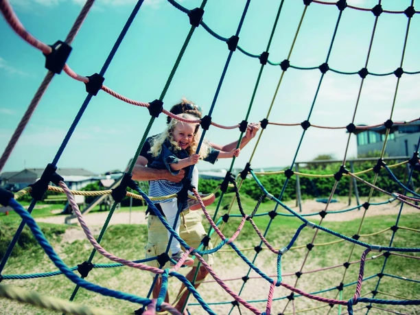Klettern auf dem Spielplatz