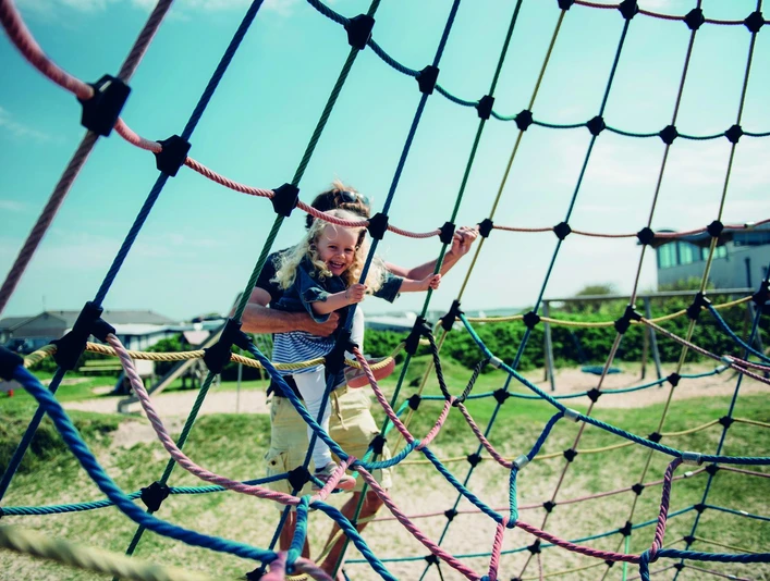 Klettern auf dem Spielplatz