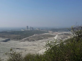 Ausblick von der Hörstation 05 in Lengerich auf den Dyckerhoff Steinbruch Blick von Hörstation 05 auf den Dyckerhoff Steinbruch, mit weitem Himmel und Industriegebäuden.
