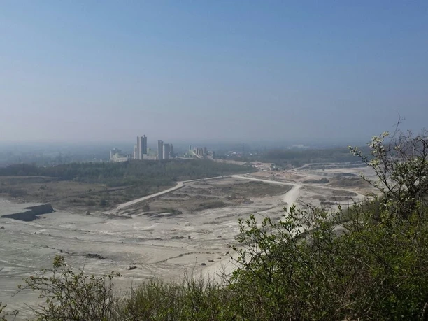 Ausblick von der Hörstation 05 in Lengerich auf den Dyckerhoff Steinbruch Blick von Hörstation 05 auf den Dyckerhoff Steinbruch, mit weitem Himmel und Industriegebäuden.