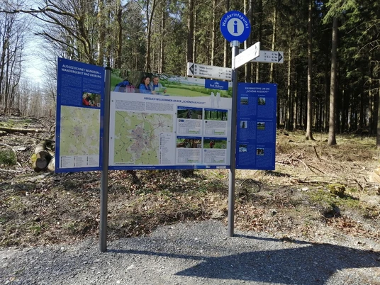 Wandertafel am Rastplatz Hermannshöhen in Bad Driburg Informationsreiche Wandertafel über die Hermannshöhen bietet Wegbeschreibungen und Karten im Waldgebiet.