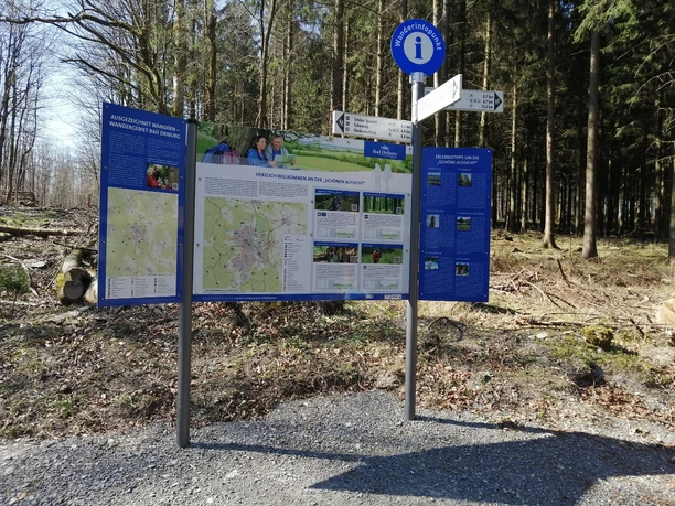 Wandertafel am Rastplatz Hermannshöhen in Bad Driburg Informationsreiche Wandertafel über die Hermannshöhen bietet Wegbeschreibungen und Karten im Waldgebiet.