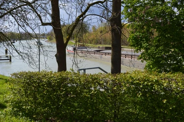Alte Schleuse in Hörstel Alte Schleuse in Hörstel mit Wasserweg, von Bäumen und grünem Laub umgeben, sonniger Frühlingstag.