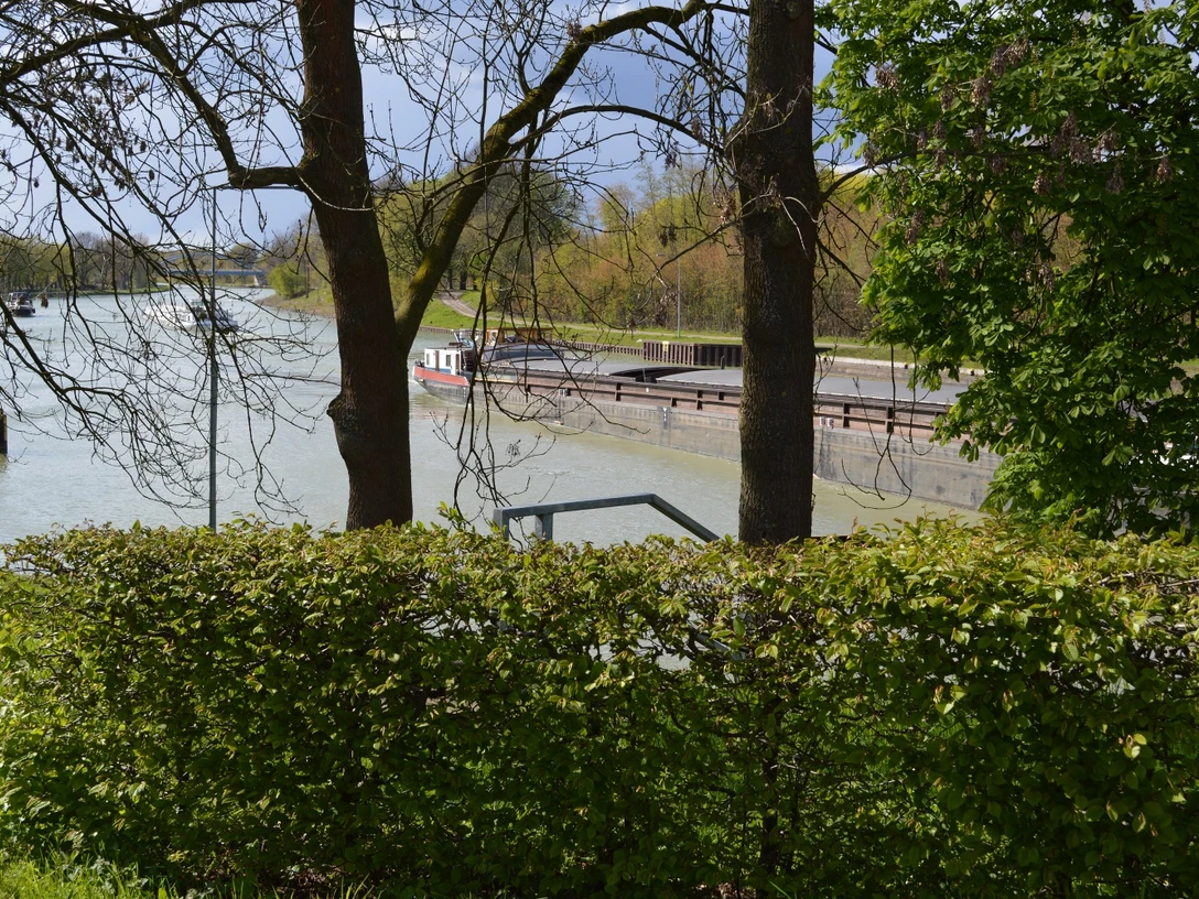 Alte Schleuse in Hörstel Alte Schleuse in Hörstel mit Wasserweg, von Bäumen und grünem Laub umgeben, sonniger Frühlingstag.