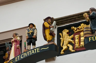 Glocken- und Figurenspiel Bunte Holzfiguren historischer Personen und Wappen am Glocken- und Figurenspiel in Lingen