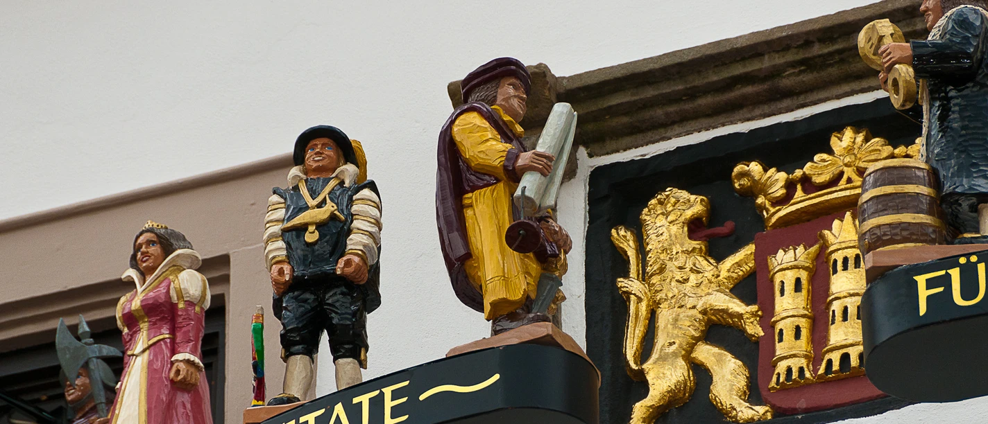 Glocken- und Figurenspiel Bunte Holzfiguren historischer Personen und Wappen am Glocken- und Figurenspiel in Lingen