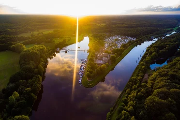 Hanekenfähr Luftaufnahme von Hanekenfähr mit Flusslandschaft, Bootshafen und Sonnenuntergang über Lingen.