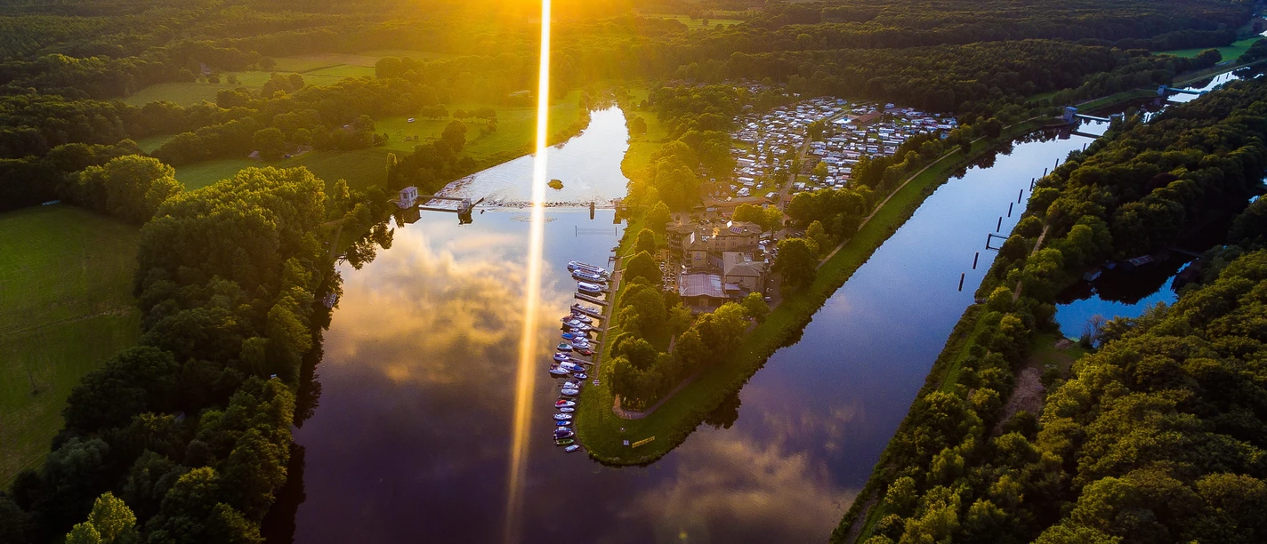 Hanekenfähr Luftaufnahme von Hanekenfähr mit Flusslandschaft, Bootshafen und Sonnenuntergang über Lingen.