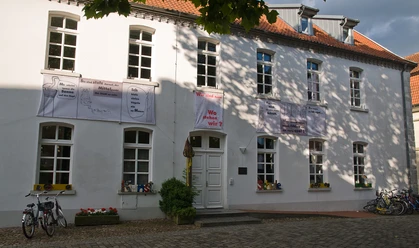 Lateinschule Historisches Schulgebäude mit heller Fassade, roten Dachziegeln und großen Fenstern in Lingen