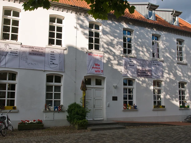 Lateinschule Historisches Schulgebäude mit heller Fassade, roten Dachziegeln und großen Fenstern in Lingen