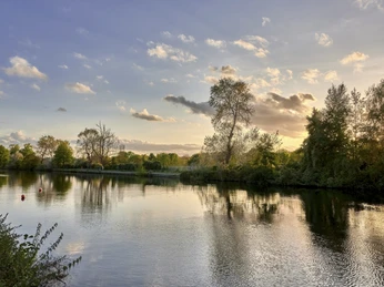 Der Wasserbahnhof zum Sonnenuntergang im Herbst Der Wasserbahnhof zum Sonnenuntergang im Herbst