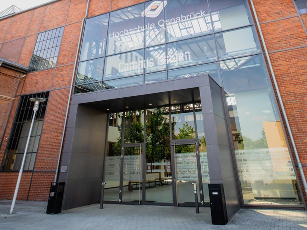Campus Lingen Moderne Glasfassade des Campus Lingen mit Eingangsbereich an einem roten Backsteingebäude