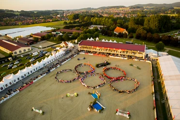 Hof Kasselmann paardensport in Hagen a.T.W. in het Osnabrücker Land Luftaufnahme eines Pferdeparcours mit Menschen, die olympische Ringe im Sand formen.