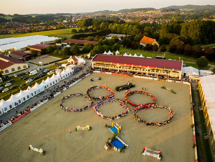 Hof Kasselmann paardensport in Hagen a.T.W. in het Osnabrücker Land Luftaufnahme eines Pferdeparcours mit Menschen, die olympische Ringe im Sand formen.