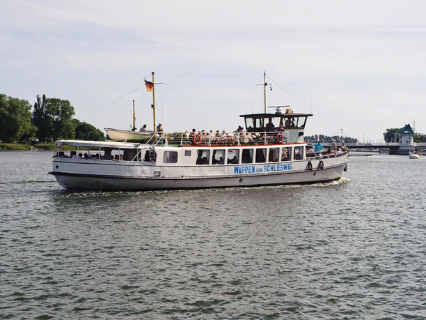 ausflugsschiff-wappen-von-schleswig-klappbruecke-kappeln.jpg