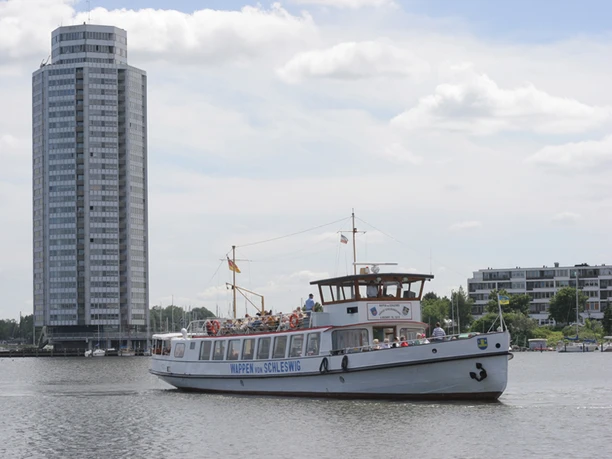 ausflugsschiff-wappen-von-schleswig-am-wikingturm.jpg