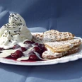 minigolf-an-der-stampfmuehle-waffeln-mit-eis-und-kirschen.jpg