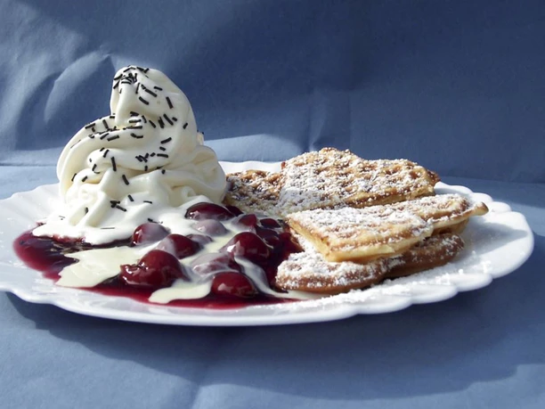 minigolf-an-der-stampfmuehle-waffeln-mit-eis-und-kirschen.jpg