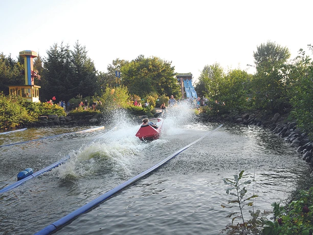 freizeitpark-tolk-schau-wasserbahn.jpg