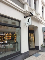 Das Bild zeigt den Eingangsbereich des Geschäfts Bücherwurm Minden