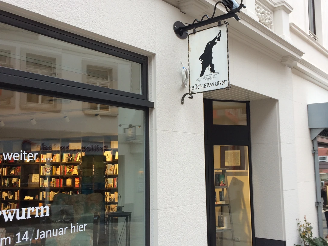Das Bild zeigt den Eingangsbereich des Geschäfts Bücherwurm Minden