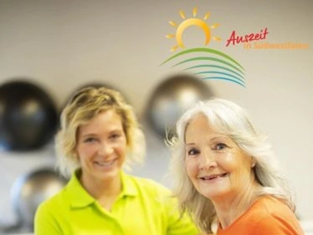 Badsassendorf_mit_logo_2.jpg Zwei lächelnde Frauen in einem Wellnesszentrum; im Hintergrund das Logo "Auszeit in Südwestfalen".