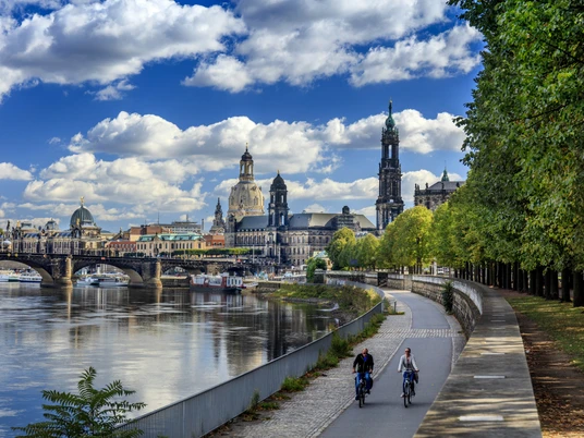 Elberadweg vor Dresdner Silhouette Elberadweg vor Dresdner Silhouette