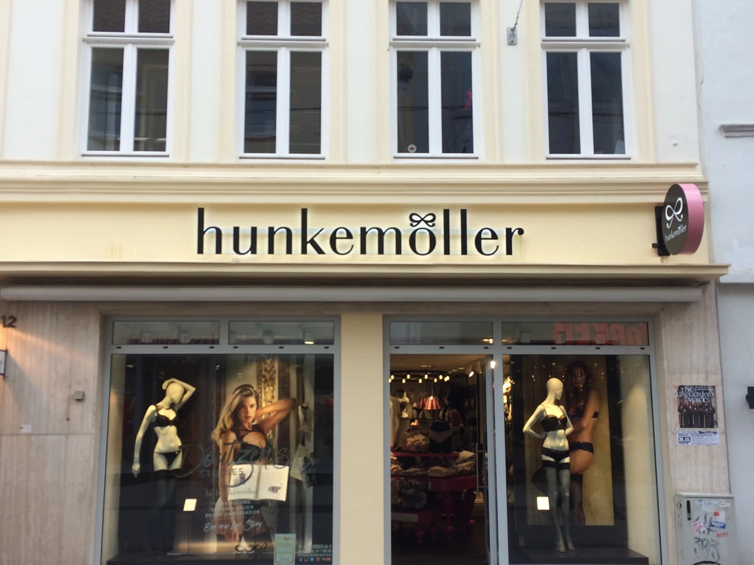 Das Bild zeigt den Eingangsbereich des Geschäfts Hunkemöller