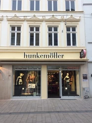 Hunkemöller.jpg Das Bild zeigt den Eingangsbereich des Geschäfts Hunkemöller