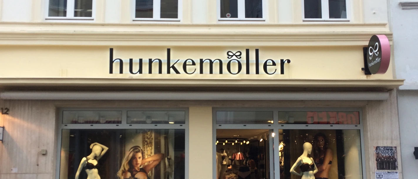 Hunkemöller.jpg Das Bild zeigt den Eingangsbereich des Geschäfts Hunkemöller
