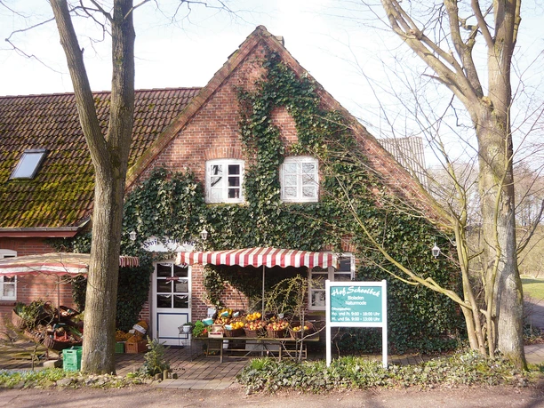 biohof-schoolbek-aussenansicht.jpg